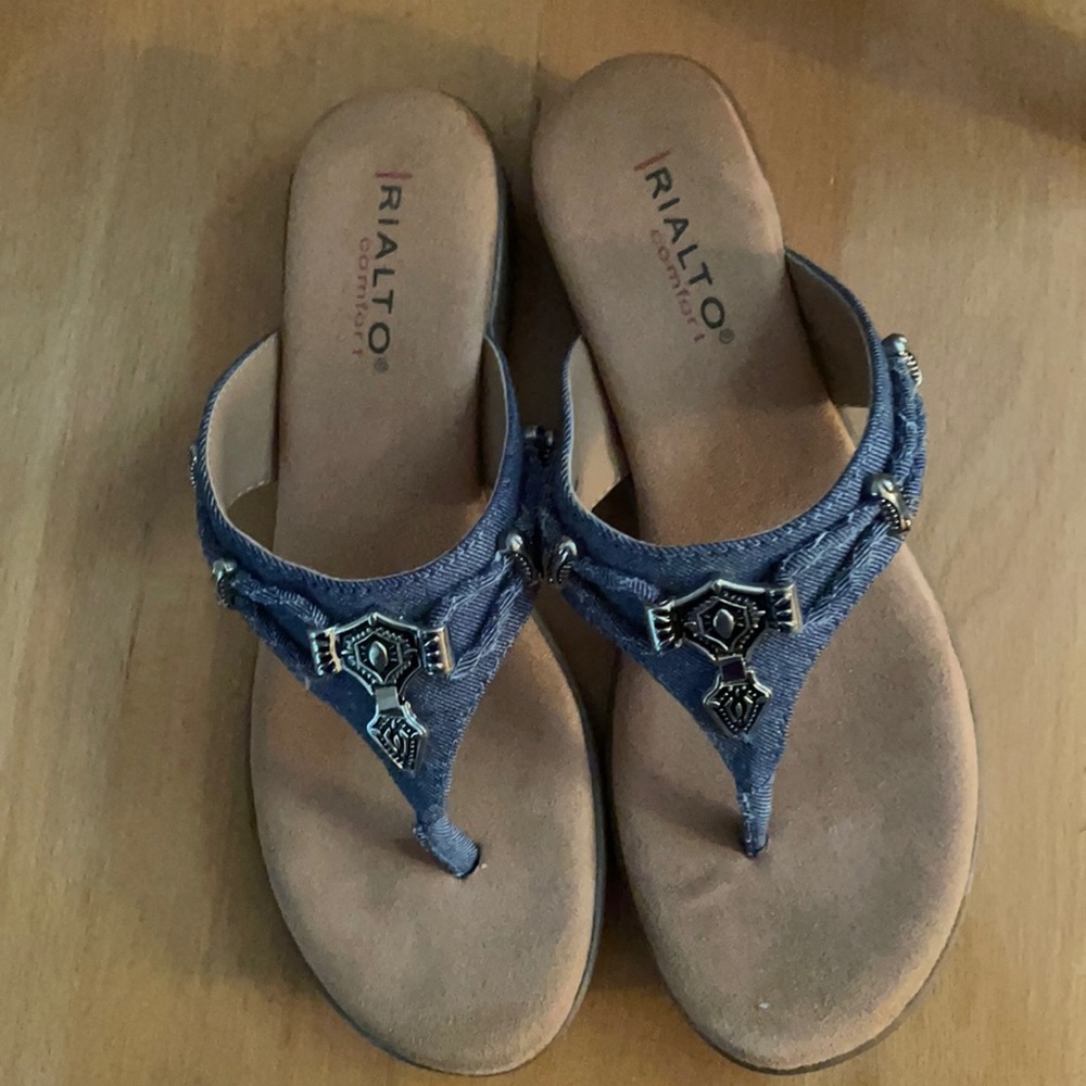 Sandals 2 pair Rialto Comfort. Cushioned size 7W.